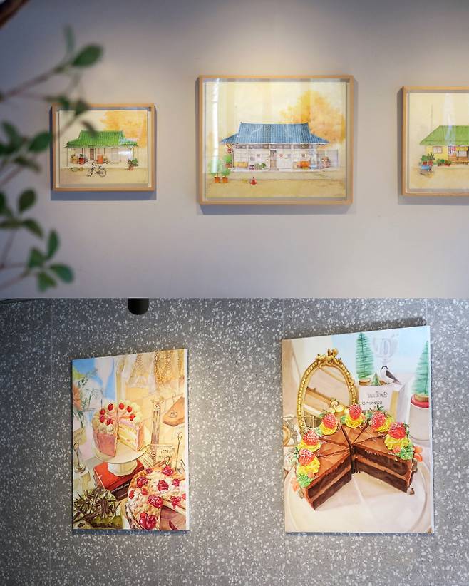 (위에서부터) 루시드로잉 ‘그 시절, 그날들’, 김묘빈 ’오묘한 휴식 : 달콤한 도피’/사진제공= 탐앤탐스