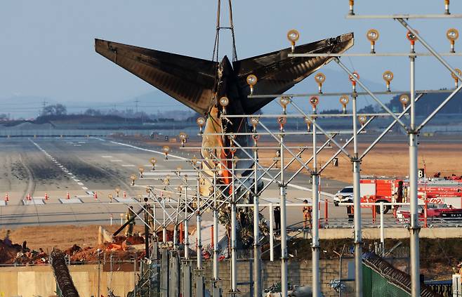 무안공항에서 로컬라이저 둔덕과 충돌한 사고 항공기의 꼬리날개가 인양되고 있다. /사진=뉴스1