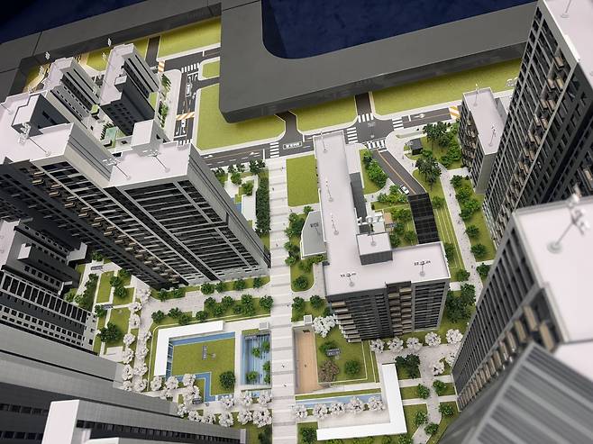 두 단지 가운데 선큰광장을 만들어 커뮤니티를 넣을 계획이다. 서영상 기자