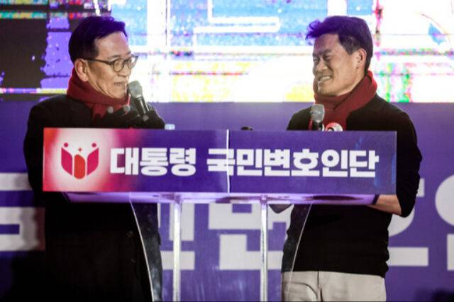 윤석열 대통령 국민변호인단 단장인 석동현 변호사(왼쪽)와 전한길 한국사 강사가 지난 13일 서울 청계광장에서 열린 국민변호인단 출범식에서 인사를 하고 있다. 뉴시스