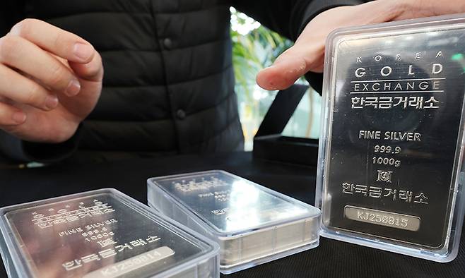 13일 서울 종로구에 위치한 한국금거래소 직원이 실버바를 선보이고 있다. 뉴스1