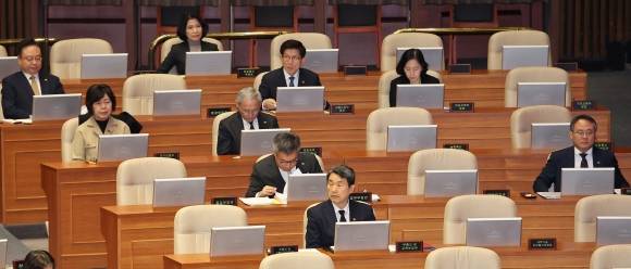 대정부질문 참석한 국무위원들 - 14일 서울 여의도 국회 본회의장에서 열린 교육·사회·문화분야 대정부질문에 이주호 부총리를 비롯한 국무위원들이 참석해 자리하고 있다. 연합뉴스