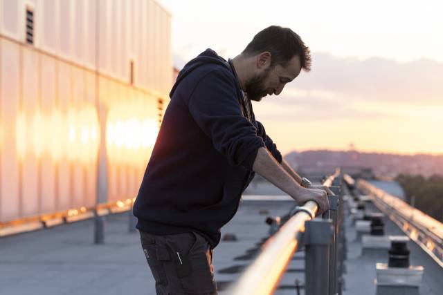 맥스 오리지널 메디컬 드라마 ‘더 피트’에서 닥터 로비를 연기한 노아 와일은 여전히 달라지지 않은 의료 산업의 현황과 인식에 변화를 가져올 수 있기를 희망하고 있다. 사진제공=Max