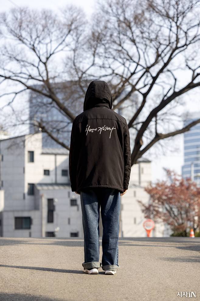 1월22일 정보라 작가가 입은 옷에 ‘차별에 저항하라’는 문구가 적혀 있다. ⓒ시사IN 조남진