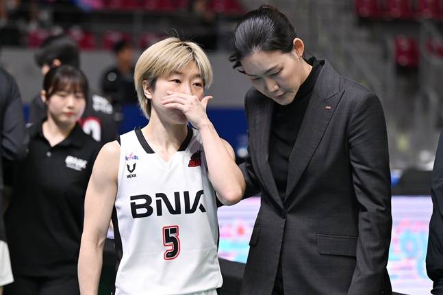 BNK 안혜지(왼쪽)와 박정은 감독이 대화를 나누고 있다. /사진=WKBL 제공