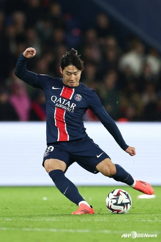 이강인이 슈팅을 시도하고 있다. /AFPBBNews=뉴스1