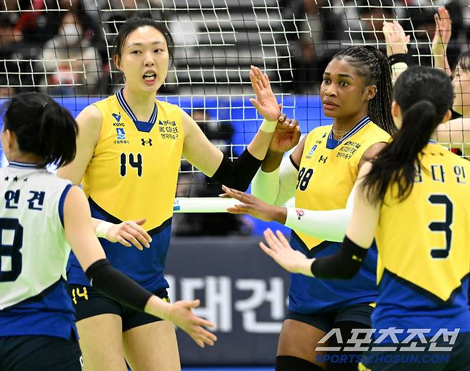 14일 수원체육관에서 열린 V리그 여자부 현대건설과 페퍼저축은행의 경기, 현대건설 양효진과 모마가 공격을 성공한 후 환호하고 있다. 수원=허상욱 기자 wook@sportschosun.com/2025.02.14/