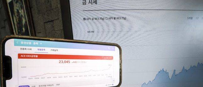 서울 종로구 한국금거래소 종로본점에 전시된 골드바 앞으로 'ACE KRX금현물' 시세가 보이고 있다. ⓒ 뉴시스