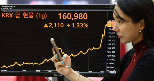 국내외 정세 불확실성 확대로 안전자산인 금 수요가 증가해 금 한 돈(3.75g)의 가격이 60만원을 넘은 13일 서울 여의도 한국거래소 서울사무소에 금 시세가 표시되고 있다. ⓒ뉴시스