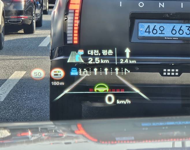 아이오닉 9에 탑재된 헤드업 디스플레이가 활성회된 모습. 서재근 기자