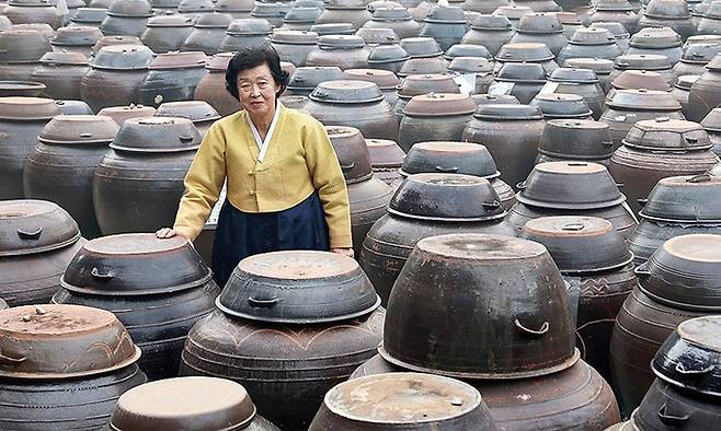 370년 종가의 전통을 이어 장류를 만들어 온 기순도 전통식품명인(제35호·진장)이 장독대를 공개하고 있다. 2017년 트럼프 미 대통령 방한 때 만찬음식에 기 명인의 씨간장이 사용됐다.