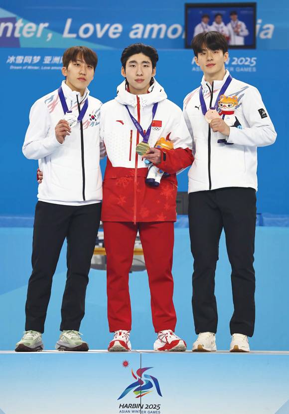 2월8일 하얼빈동계아시안게임 쇼트트랙 남자 500m에서 금메달을 따낸 중국 린샤오쥔(가운데)과 은·동메달을 획득한 박지원(왼쪽), 장성우가 함께 기념촬영을 하고 있다. ⓒ뉴스1