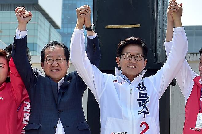2018년 5월31일 서울시장 선거 당시 홍준표 자유한국당 대표가 김문수 서울시장 후보 출정식에서 김문수 후보 등과 손을 맞잡고 시민들에게 지지를 호소하고 있다. ⓒ시사저널 박은숙