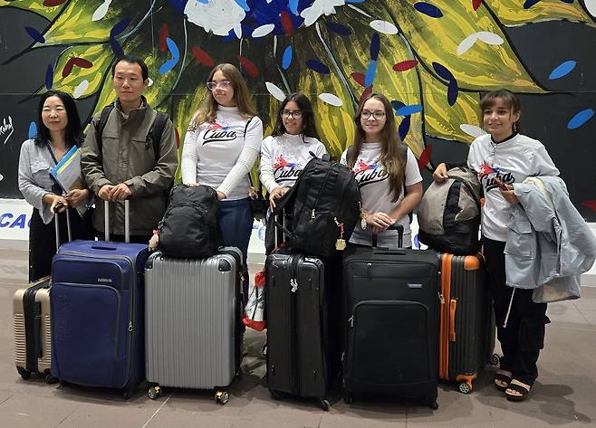 한국 유학길 떠나는 쿠바 학생들과 아바나 세종학당 교사 (아바나=연합뉴스) 이재림 특파원 = 14일(현지시간) 쿠바 아바나 국제공항에서 야스민(오른쪽부터), 캐틀린, 라셸, 비아트리스 등 쿠바 10대 학생 4명이 한국행 비행기에 탑승 전 아바나 세종학당의 장동욱 교사 및 정호현 교장과 기념 촬영하고 있다. 2025.2.15