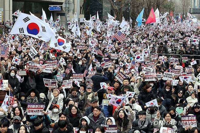 광주 금남로에서 열린 '탄핵 반대 국가비상기도회' (광주=연합뉴스) 정회성 기자 = 15일 오후 광주 동구 금남로에서 개신교 단체 세이브코리아가 개최한 윤석열 대통령 탄핵 반대 및 석방 촉구 국가비상기도회에서 참가자들이 구호를 외치고 있다. 2025.2.15 hs@yna.co.kr