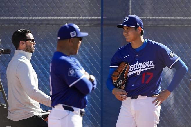 Los Angeles Dodgers two-way player Shohei Ohtani (17) talks with general manager Brandon Gomes, left, near manager Dave Roberts, center, as he works out during spring training baseball practice, Saturday, Feb. 15, 2025, in Phoenix. (AP Photo/Ashley Landis)
<저작권자(c) 연합뉴스, 무단 전재-재배포, AI 학습 및 활용 금지>