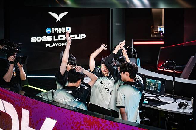 디플러스 기아 선수들이 15일 열린 LCK컵 플레이오프 2라운드 농심 레드포스전을 앞두고 한데 모여 선전을 다짐하고 있다. 사진제공=LCK