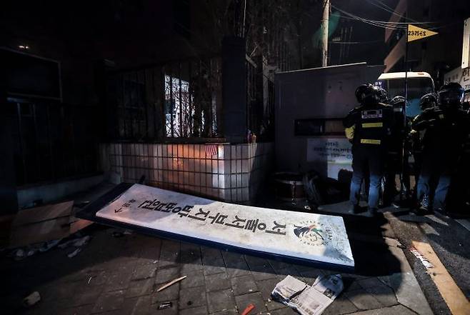 서부지방법원에 난입하며 폭력 사태를 일으켜 창과 외벽 등 기물이 파손돼 있다.ⓒ연합뉴스