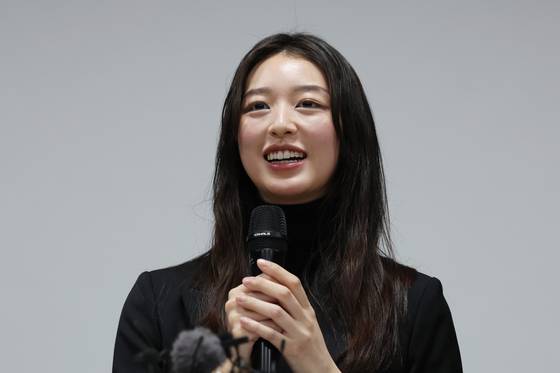 기독교복음선교회(통칭 JMS) 총재 정명석의 여신도 성폭행 피해자인 메이플 씨가 지난 1월 9일 오후 서울 서초구 한국콘퍼런스센터에서 열린 정명석에 대한 대법원 17년형 선고 관련 기자간담회에서 소회를 밝히고 있다. 연합뉴스