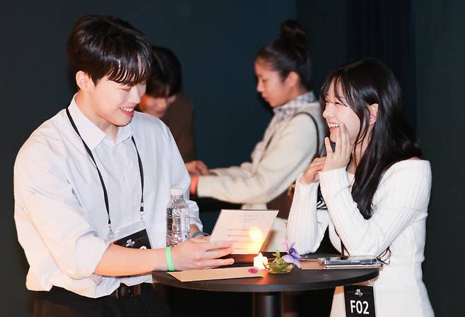 지난 14일 서울 용산구 한화손해보험 한남사옥에서 열린 서울시 ‘설렘, 아트 나잇’ 미혼남녀 만남 사전행사에서 참가 인플루언서들이 1:1 대화 시연을 하고 있다. /사진=뉴스1