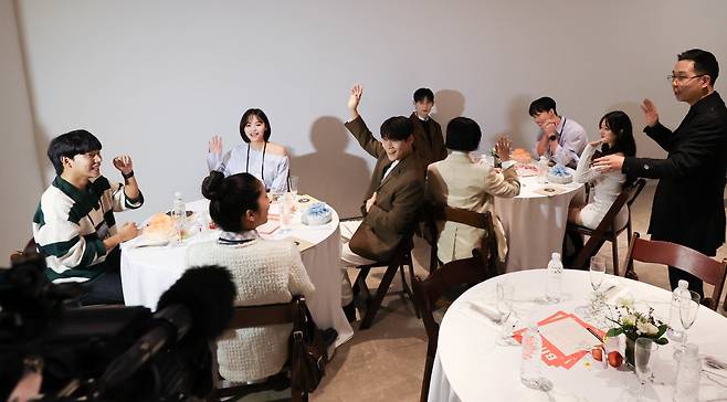 지난 14일 서울 용산구 한화손해보험 한남사옥에서 열린 서울시 ‘설렘, 아트 나잇’ 미혼남녀 만남 사전 행사에서 참가 인플루언서들이 식사 및 러브 빙고 게임 시연을 하고 있다./사진=뉴스1