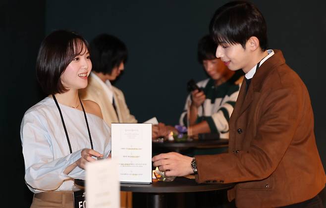 지난 14일 서울 용산구 한화손해보험 한남사옥에서 열린 서울시 ‘설렘, 아트 나잇’ 미혼남녀 만남 행사 프리뷰에서 참가 인플루언서들이 1:1 대화 시연을 하고 있다./사진=뉴스1