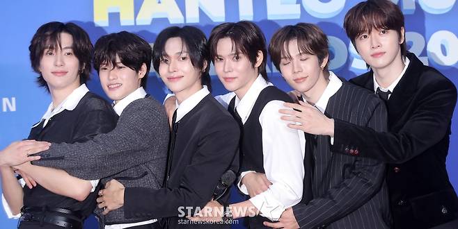 그룹 라이즈가 16일 오후 서울 중구 장충체육관에서 진행된 '한터뮤직어워즈 2024' 레드카펫 행사에 참석해 포즈를 취하고 있다. 2025.02.16 /사진=김창현 chmt@