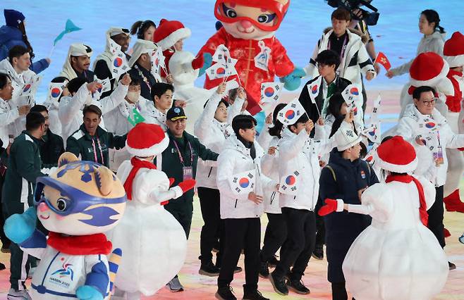 14일 중국 하얼빈 국제 컨벤션 전시 스포츠센터에서 열린 제9회 하얼빈 동계아시안게임 폐회식에서 대한민국 선수단이 입장하고 있다. 사진=연합뉴스