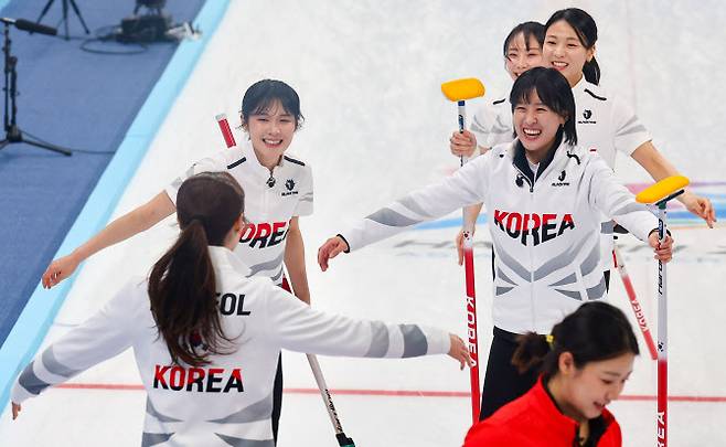 14일 중국 하얼빈 핑팡 컬링 아레나에서 열린 하얼빈 동계아시안게임 여자 컬링 결승전 한국과 중국의 경기에서 대표팀 선수들이 금메달을 확정지은 뒤 기뻐하고 있다. 사진=연합뉴스