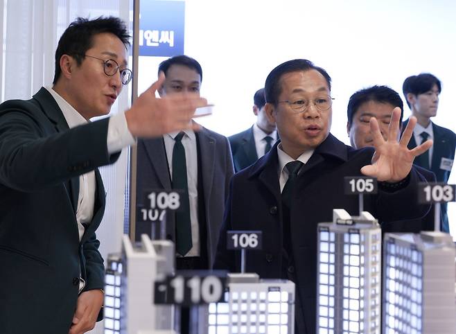 정희민 포스코이앤씨 대표(중앙)가 4일 경기도 성남시 은행주공 아파트 재건축 현장을 둘러보고 있다./포스코이앤씨 제공