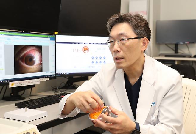 순천향대 서울병원 안과 최경식 교수가 포도막염에 대해 설명하고 있다. 모니터 속 사진은 포도막염이 발생한 환자의 눈./사진=순천향대 서울병원