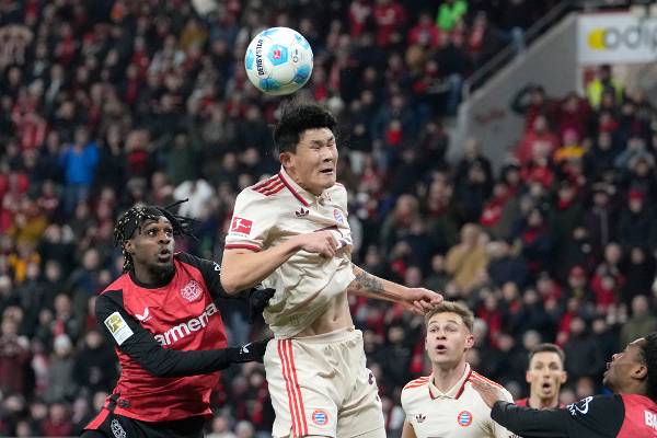 바이에른 뮌헨의 김민재가 16일(한국시간) 독일 레버쿠젠의 바이아레나에서 열린 레버쿠젠과 2024-2025 분데스리가 22라운드 원정 경기에서 머리로 공을 걷어내고 있다. 연합뉴스