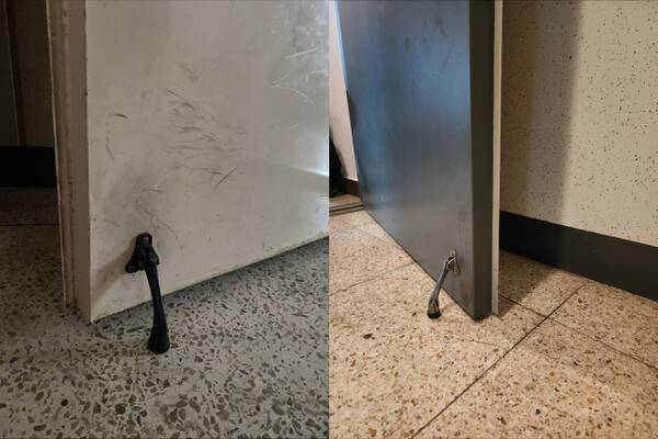 16일 광주, 용인에 위치한 아파트의 개인 세대 현관문에 도어스토퍼(일명 말발굽)가 버젓이 설치돼 있다. 한준호기자