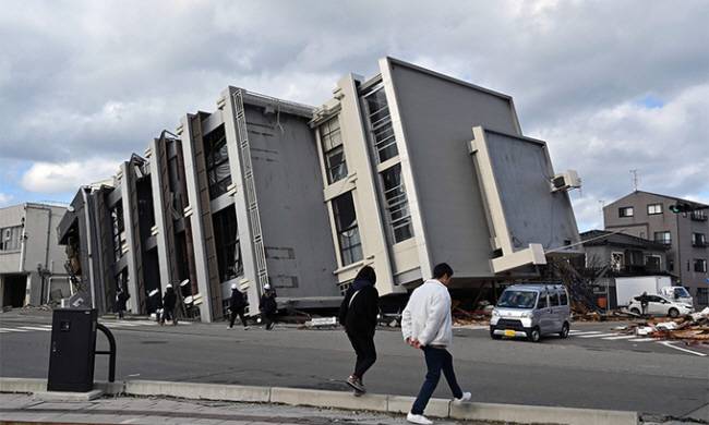 지난해 1월 일본 노토반도(能登半島)에서 발생한 지진으로 피해를 입은 건물 모습. AFP 연합뉴스