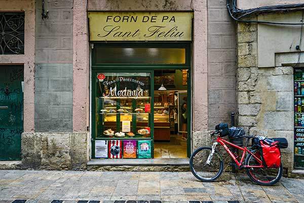 지로나 골목의 어느 상점.