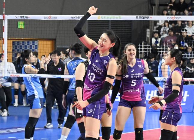 팀 승리 후 세리머니를 하는 김연경(가운데). /사진=KOVO 제공