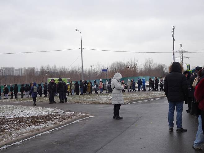 나발니 사망 1주기 추모객들 (모스크바=연합뉴스) 최인영 특파원 = 16일(현지시간) 오후 러시아 모스크바 남동부 외곽에 있는 보리솝스코예 묘지 앞에 알렉세이 나발니를 추모하기 위한 사람들이 줄지어 서 있다. 러시아 야권 운동가 나발니는 1년 전인 2024년 2월 16일 시베리아 교도소에서 옥중 의문사했다. 2025.2.17. abbie@yna.co.kr (끝)