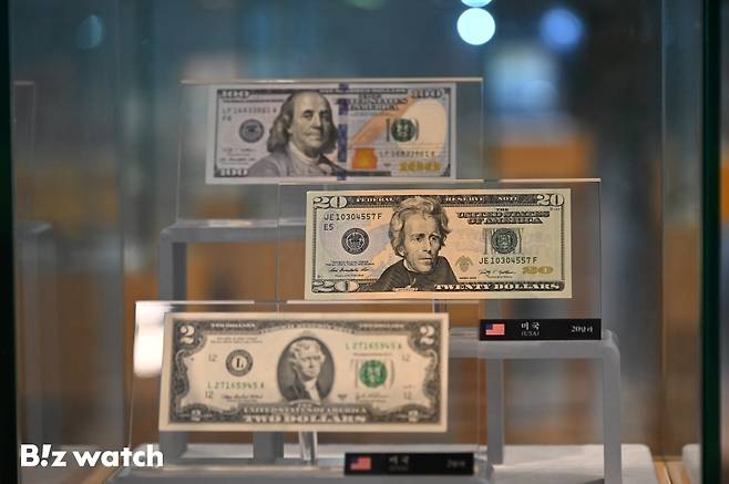 미국발 경제 불확실성이 커지자 달러예금 잔액도 가파른 증가세를 보이고 있다. 사진은 18일 하나은행 지폐 전시소 모습./사진=이명근 기자 qwe123@