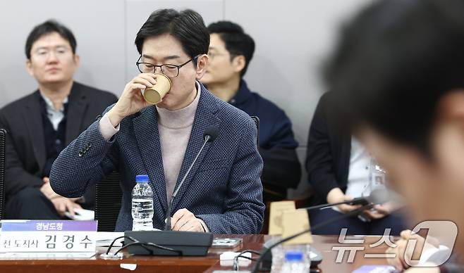 김경수 전 경남도지사가 18일 오전 서울 여의도 국회 의원회관에서 열린 '행정수도 세종 이전의 추진방안과 과제 토론회'에 참석해 물을 마시고 있다. 2025.2.18/뉴스1 ⓒ News1 김민지 기자