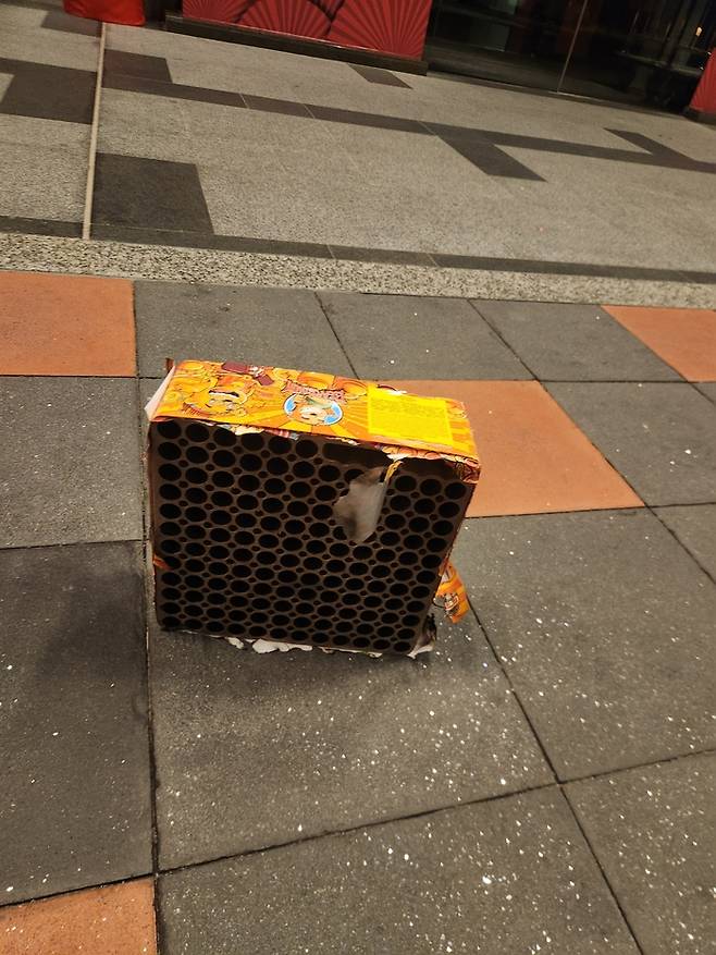 폭죽의 흔적. 사진 | 포항