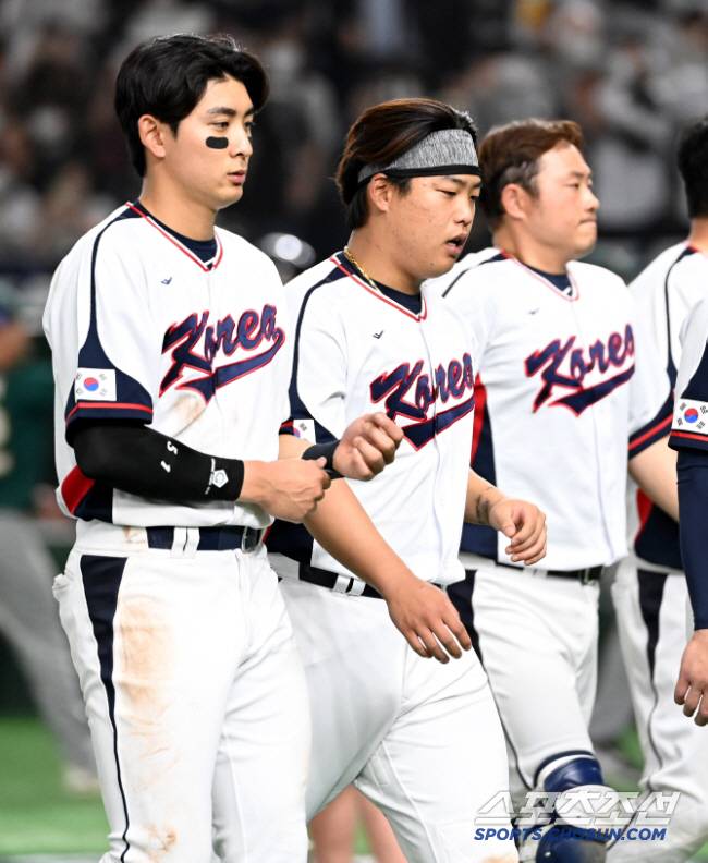 2023 월드베이스볼클래식(WBC) B조 1차전 한국과 호주의 경기가 9일 일본 도쿄돔에서 열렸다. 한국이 8대7로 패했다. 경기 종료 후 인사하는 한국 선수단의 모습. 도쿄(일본)=허상욱 기자wook@sportschosun.com/2023.03.09/