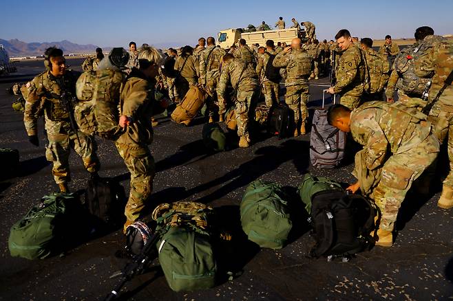 미국 텍사스 주방위군이 2022년 12월 19일(현지시간) '타이틀 42호' 정책 종료발표를 앞두고 국경 수비를 강화하고 불법 입국자의 월경을 막기 위해 텍사스주 엘패소 공항에 도착하고 있다. /AP연합뉴스