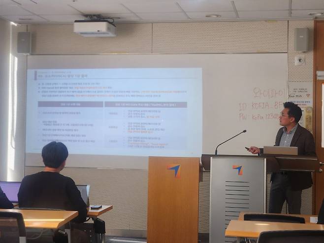 17일 밸류파인더가 추최한 콥데이(Corporate Day)에서 이계종 강스템바이오텍 재무책임자(CFO)가 투자자들에게 향후 사업 계획을 발표하고 있다./ 밸류파인더 제공