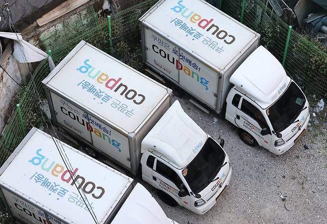 서울 시내의 주차장에 쿠팡 배송트럭이 주차돼 있다. / 뉴스1