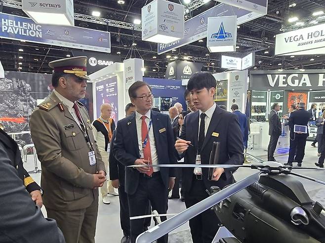 강구영 한국항공우주산업(KAI) 사장(왼쪽 두번째)이 아랍에미리트(UAE)에서 열리는 중동 최대 방산전시회 'IDEX 2025'에서 카타르 군 고위 관계자와 설명을 듣고 있다. KAI 제공