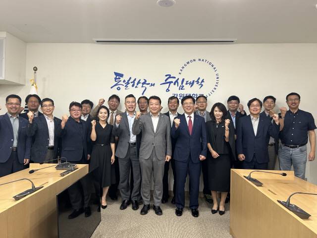 ▲ 강원대와 국립강릉원주대는 지난 9일 강원대에서 정재연 강원대 총장과 박덕영 국립강릉원주대 총장 등 양 대학 관계자 30여명이 참석한 가운데 ‘1도1국립대학 시스템 고도화 방안 수립 정책연구 결과보고회’를 개최했다.