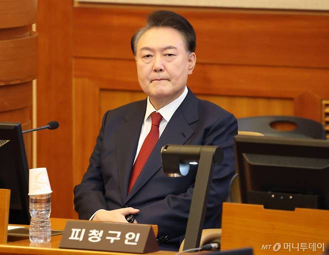 (서울=뉴스1) 사진공동취재단 = 윤석열 대통령이 13일 서울 종로구 헌법재판소에서 열린 탄핵심판 8차 변론에 출석해 있다. 2025.2.13/뉴스1 Copyright (C) 뉴스1. All rights reserved. 무단 전재 및 재배포, AI학습 이용 금지. /사진=(서울=뉴스1) 사진공동취재단