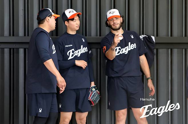 김경문 감독이 이끄는 한화 이글스는 18일 청백전을 끝으로 호주 멜버른 1차 스프링캠프를 마무리한다. 이날 청백전 선발투수로 류현진과 엄상백이 등판, 일본 오키나와 2차 캠프를 앞두고 마지막 점검에 나선다. 한화 이글스