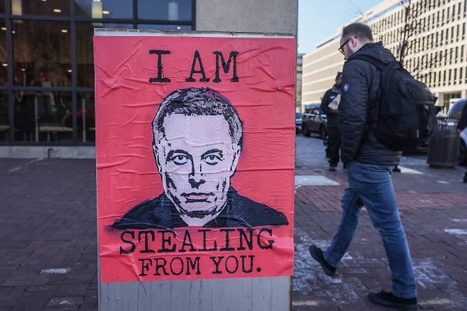 14일(현지시간) 워싱턴 DC의 미국 교육부 건너편에서 “나는 당신에게서 훔치고 있다(I Am Stealing From You)”라는 문구가 적힌 일론 머스크 관련 포스터가 붙어있다. (사진=게티이미지)