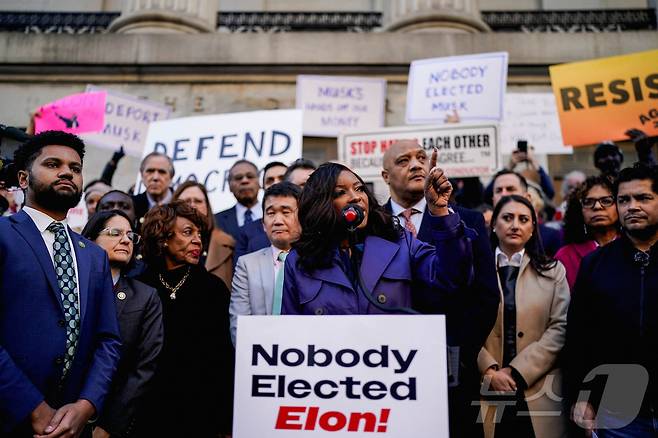 지난 4일 민주 당원들이 미국 재무부 앞에서 "아무도 머스크를 뽑은 적이 없다"는 팻말을 들고 반머스크 시위를 벌이고 있다. ⓒ 로이터=뉴스1 ⓒ News1 박형기 기자